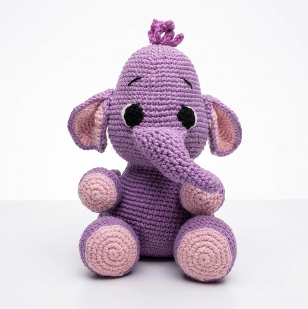 Amigurumi de elefantinha em crochê lilás sentada